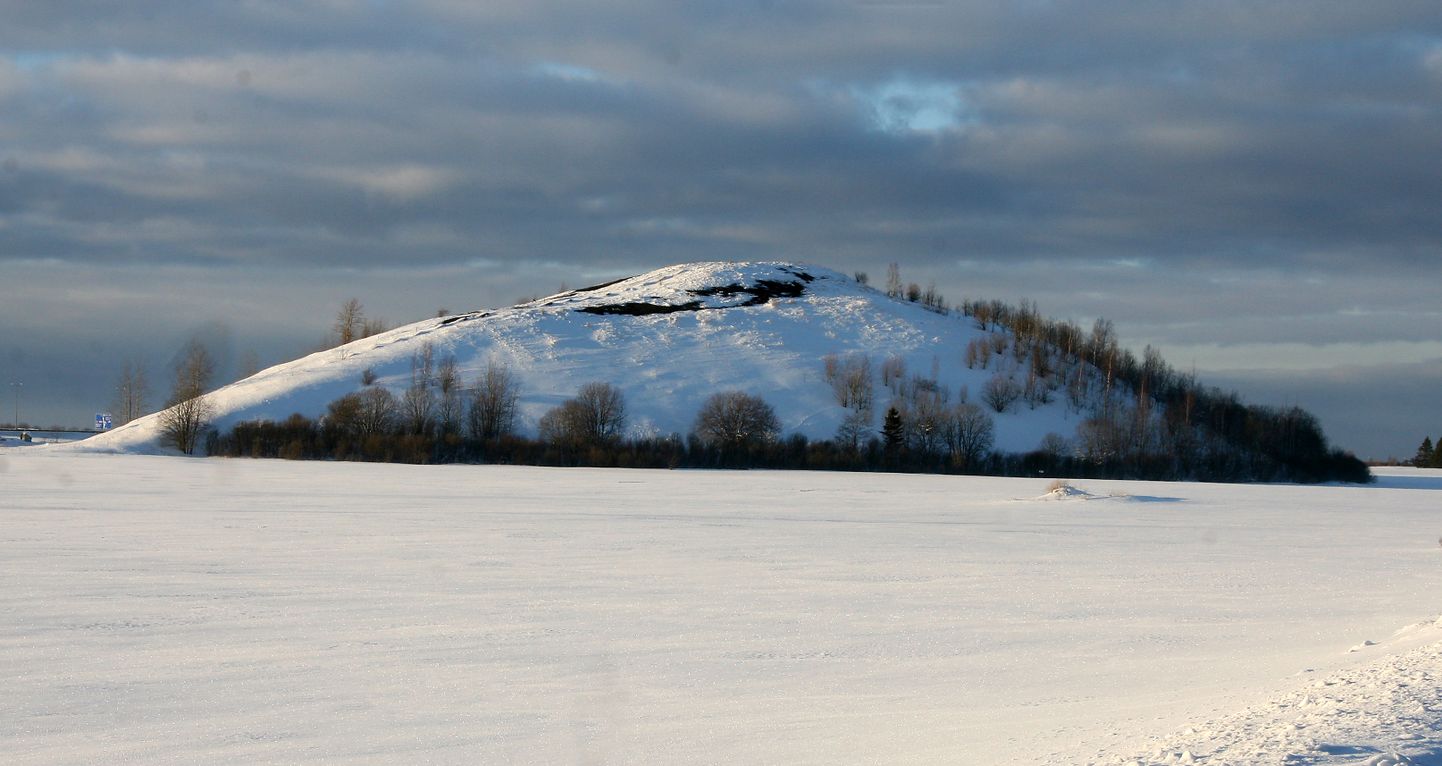 Lumega on Kukruse mäel kuumusest sulanud tumedad laigud eriti hästi nähtavad.