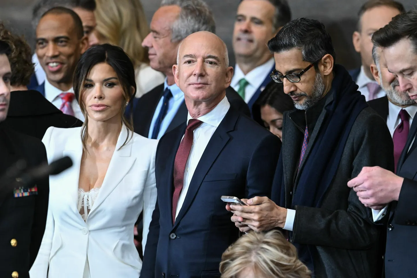 Donald Trumpi inauguratsioonitseremoonial said ühed parimad kohad (vasakult) Lauren Sánchez, Amazoni asutaja Jeff Bezos, Google’i tegevjuht Sundar Pichai, Tesla ja SpaceX-i tegevjuht Elon Musk.