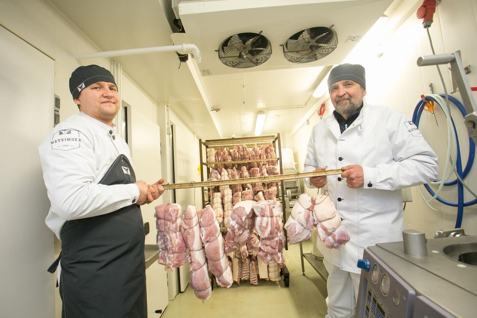 Matsimoka lihatööstuse juht Jan Inno (vasakul) ja 1982. aastal asutatud perefirma rajaja Aivar Inno.