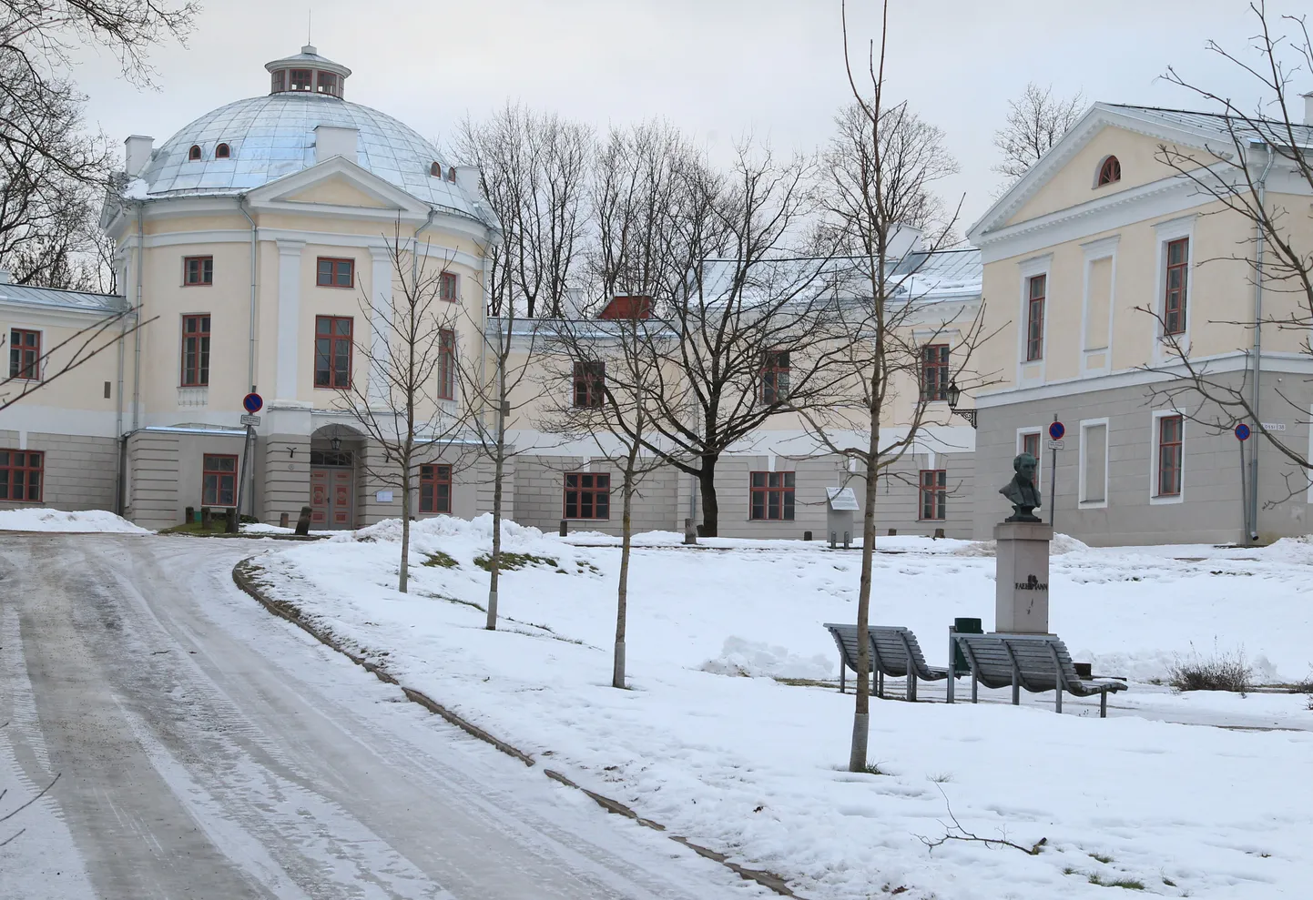 Vanas anatoomikumis Toomel on käinud põhjalik remont. Kindel otsus selle kohta, kas sinna ikka kolib Tartu ülikooli kunstide osakond, sõltub maaliõppe jätkamise otsusest, mille langetab ülikooli senat praegusel semestril.