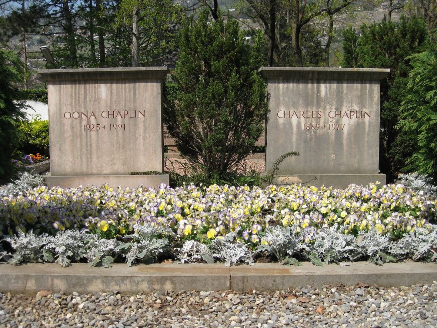 Двойная могила Чарльза и Уны Чаплин на кладбище деревни Корсье-сюр-Веве.