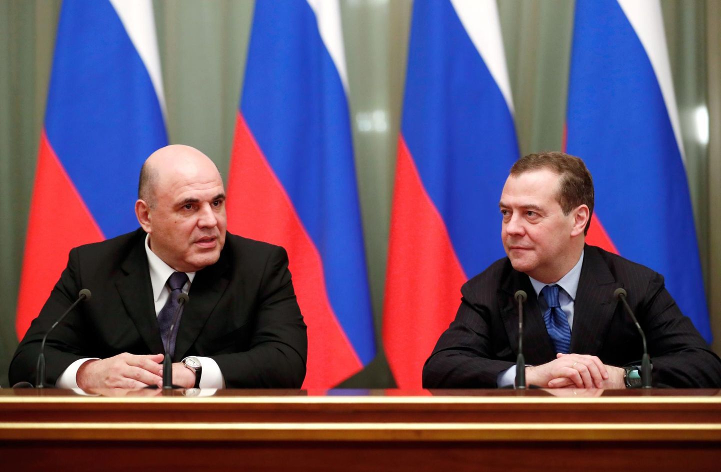 Venemaa peaminister Mihhail Mišustin (vasakul) ja julgeolekunõukogu aseesimeheks vangerdatud endine peaminister Dmitri Medvedev.