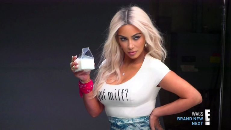 Kim Kardashian kandis Fergie muusikavideos "MILF" blondi parukat.