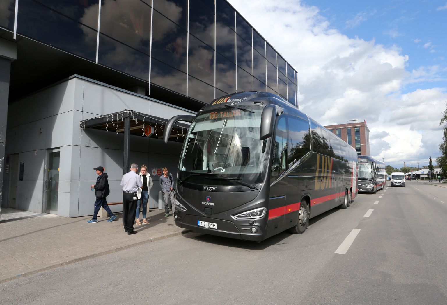 Lux Expressi buss Tartu bussijaamas.