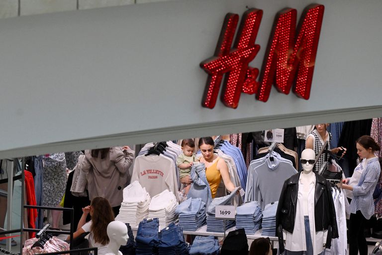 Uz laiku atvērtajos "H&M" veikalos Maskavā un Sanktpēterburgā veidojas garas rinda