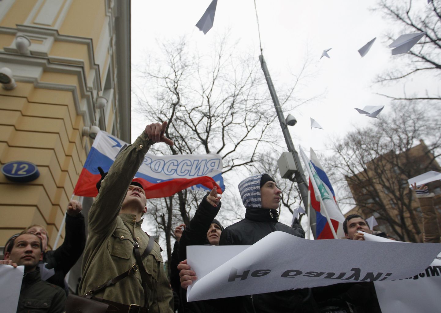 Kremli-meelse noorteliikumise aktivistid nõudsid Tadžikistani Moskva saatkonna ees Vene kodanikust piloodi Vladimir Sadovnitši vabastamist.