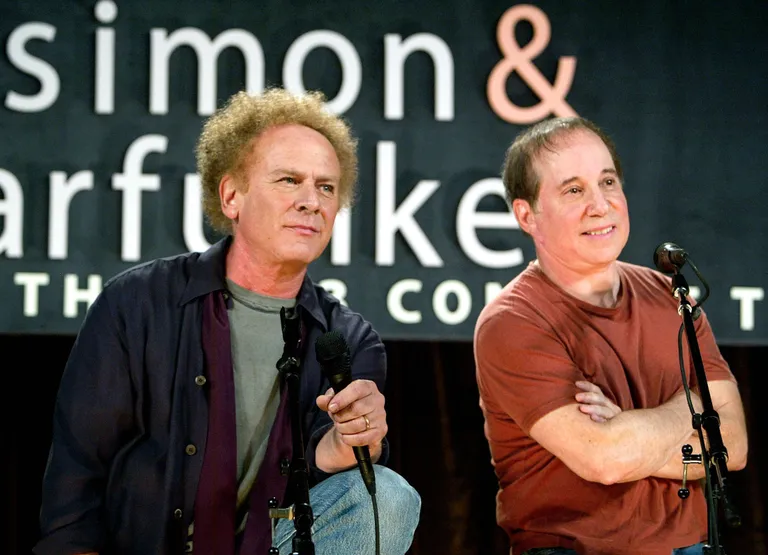 Simon ja Garfunkel kõnelemas meediaga 2003. aastal.