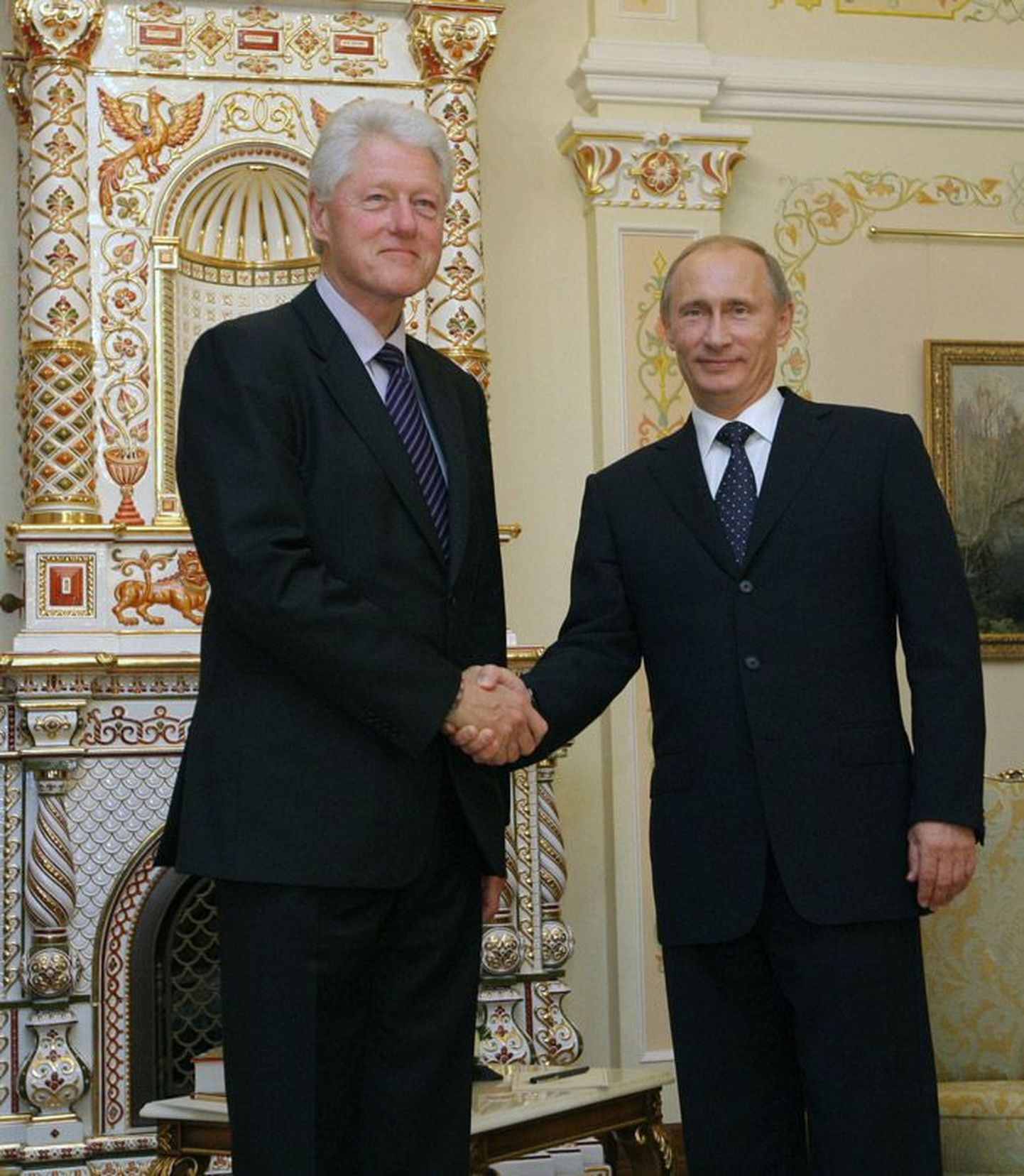 События, связанные со «шпионским скандалом», не должны нанести ущерб российско-американским отношениям, сказал премьер-министр Владимир Путин во время встречи с экс-президентом США Биллом Клинтоном 29 июня в Ново-Огарево.