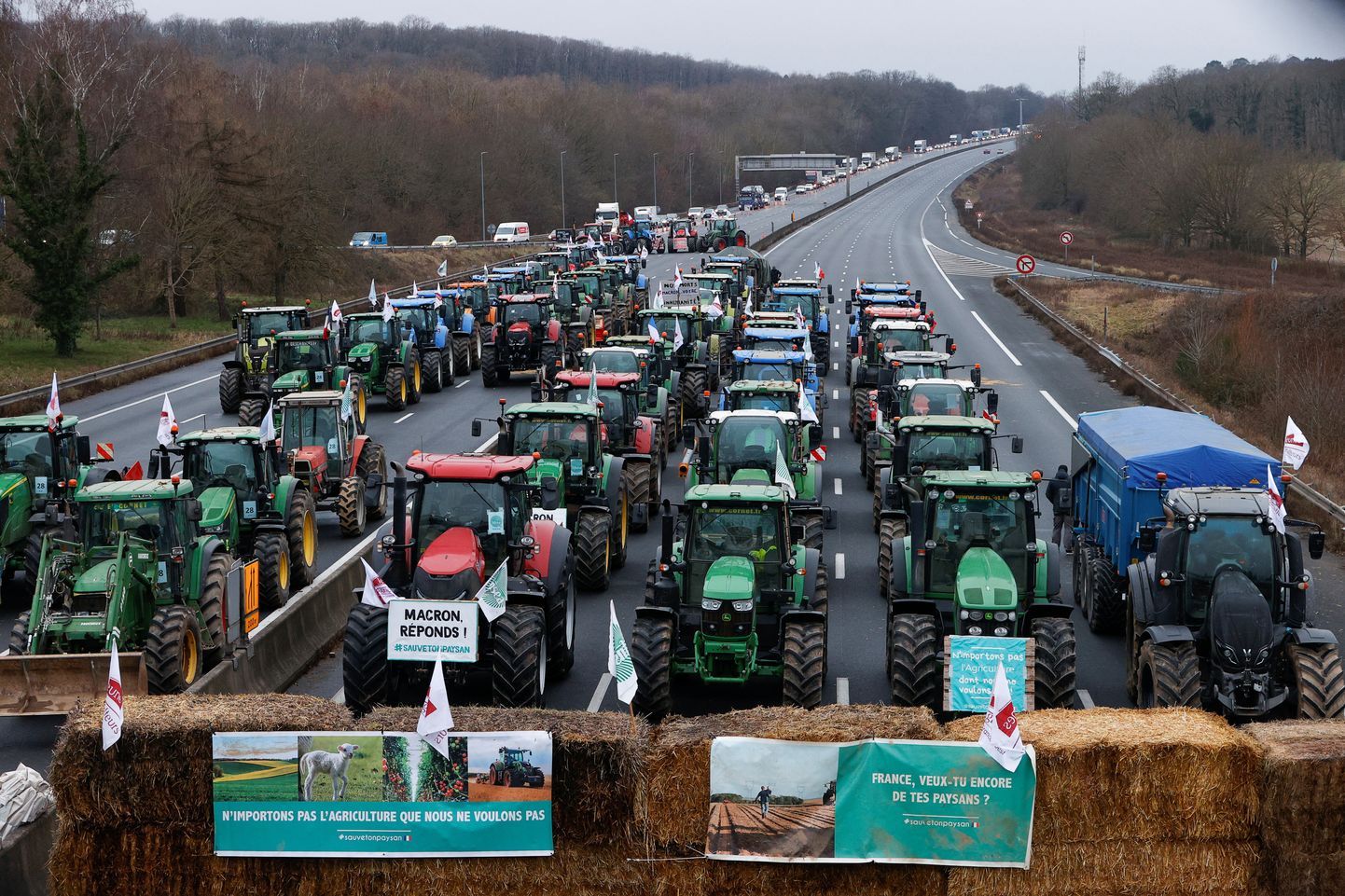 Французские фермеры заблокировали дороги в Париже.