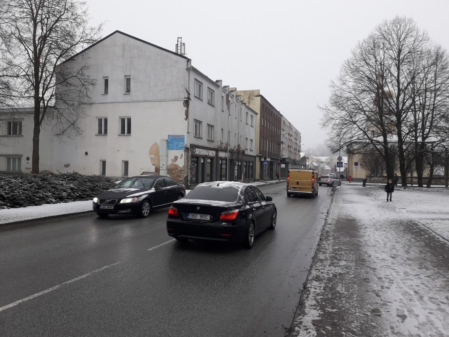 Tallinna tänav Rakveres esmaspäeva hommikul.