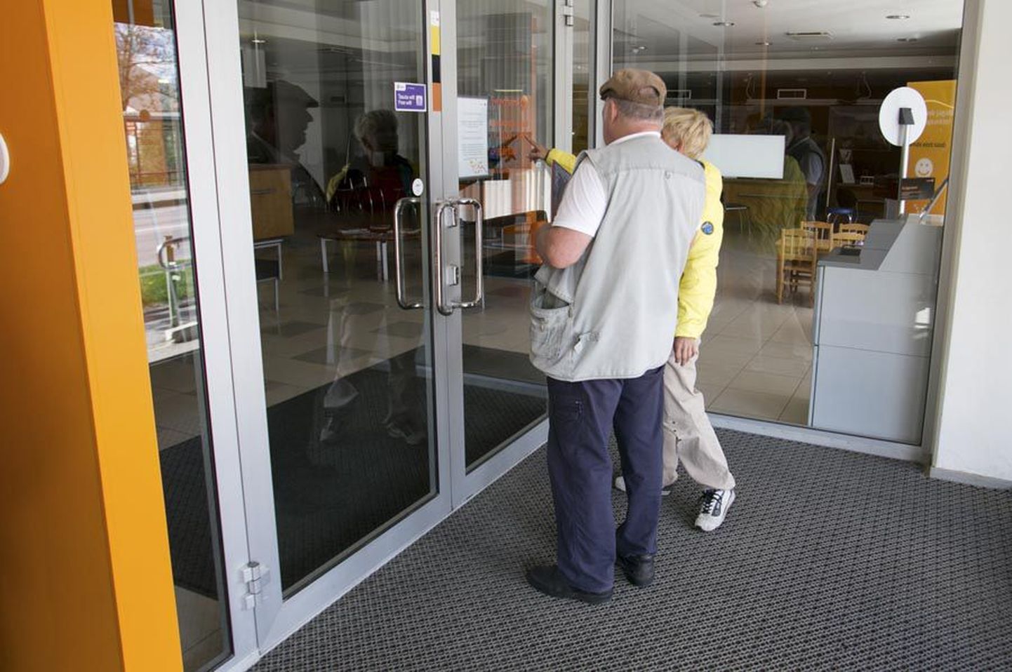 2. mai pärastlõunal võis Swedbanki Viljandi kontori ukse taga näha hulganisti inimesi, kellele tuli ebameeldiva üllatusena, et asutus on suletud.