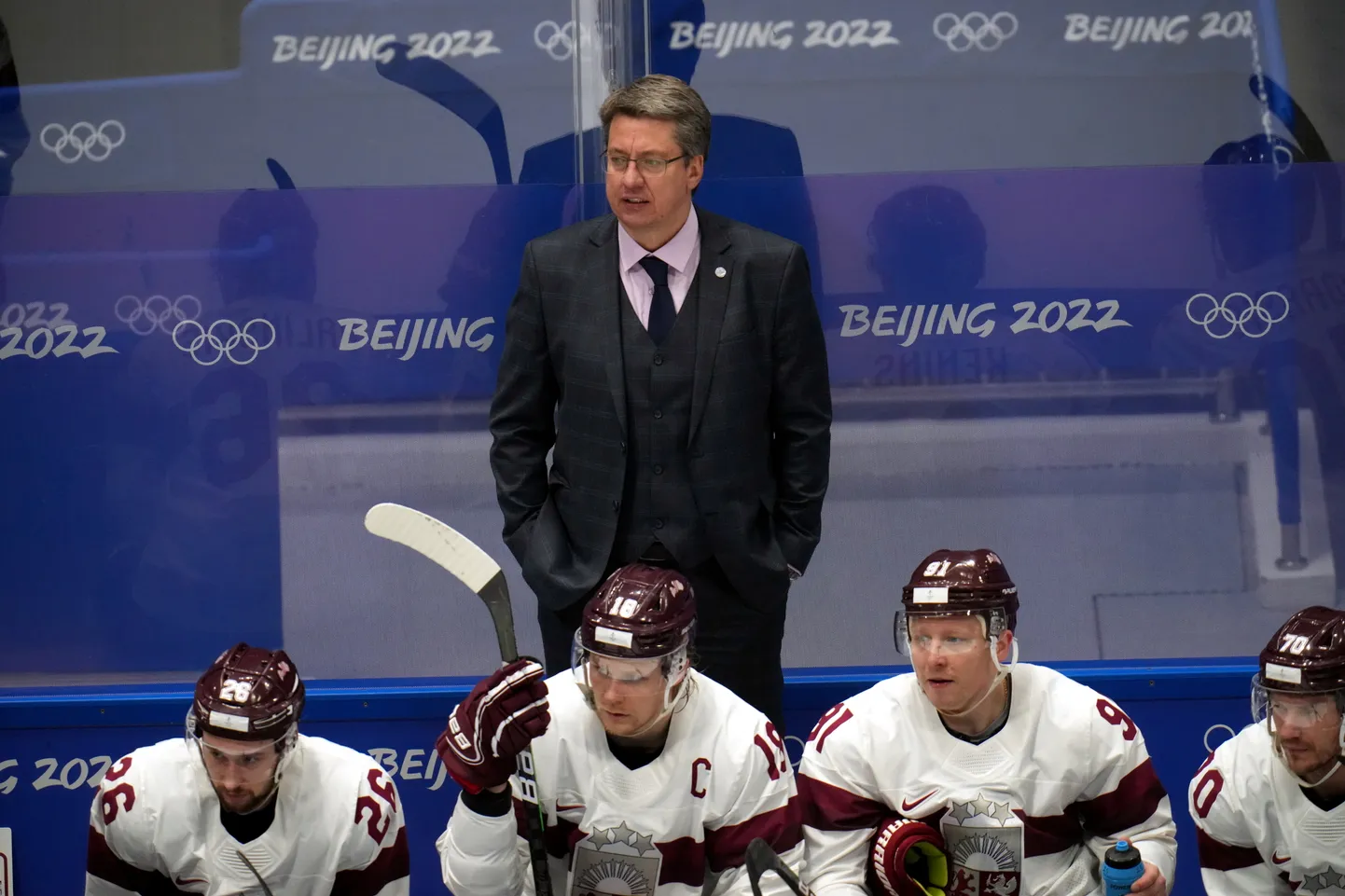 Latvijas hokeja izlases galvenais treneris Harijs Vītoliņš (centrā)
