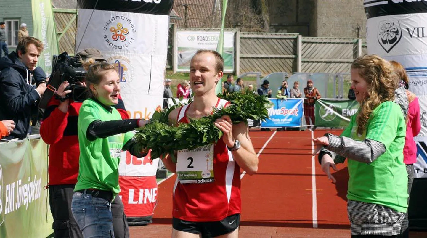 82. suurjooksu ümber Viljandi järve võitis Taivo Püi, kes läbis distantsi ajaga 37.02.