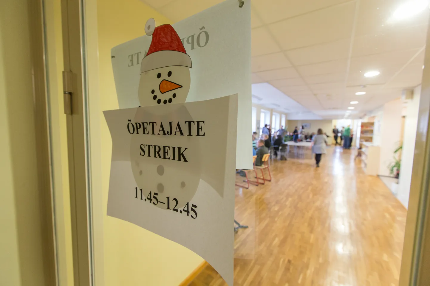 Kiviõli I keskkooli direktori Heidi Uustalu poliitiline vallandamine 2019. aastal viis õpetajate hoiatusstreigini.