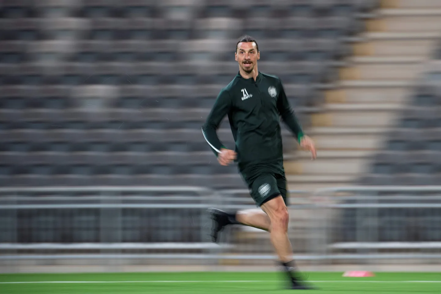 Sel 17. aprillil tehtud pildil harjutas Zlatan Ibrahimovic Stockholmis, Hammarby meeskonna treeningul.