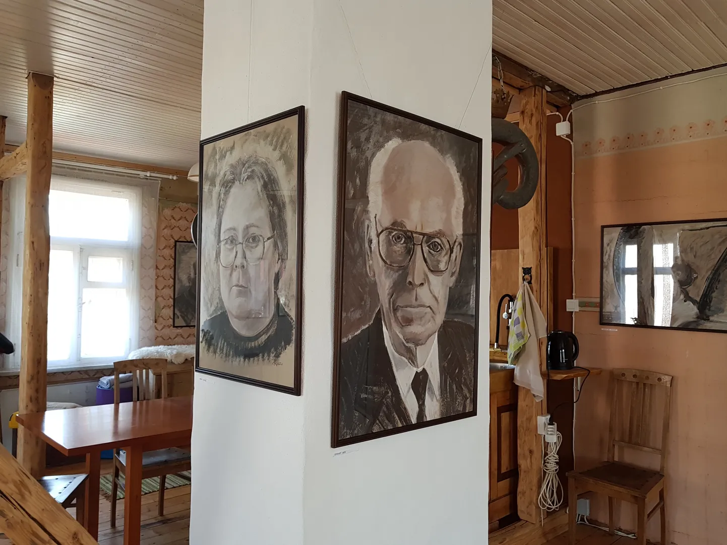 Jaan Kadariku maalidel on kujutatud tuntud inimeste portreed.