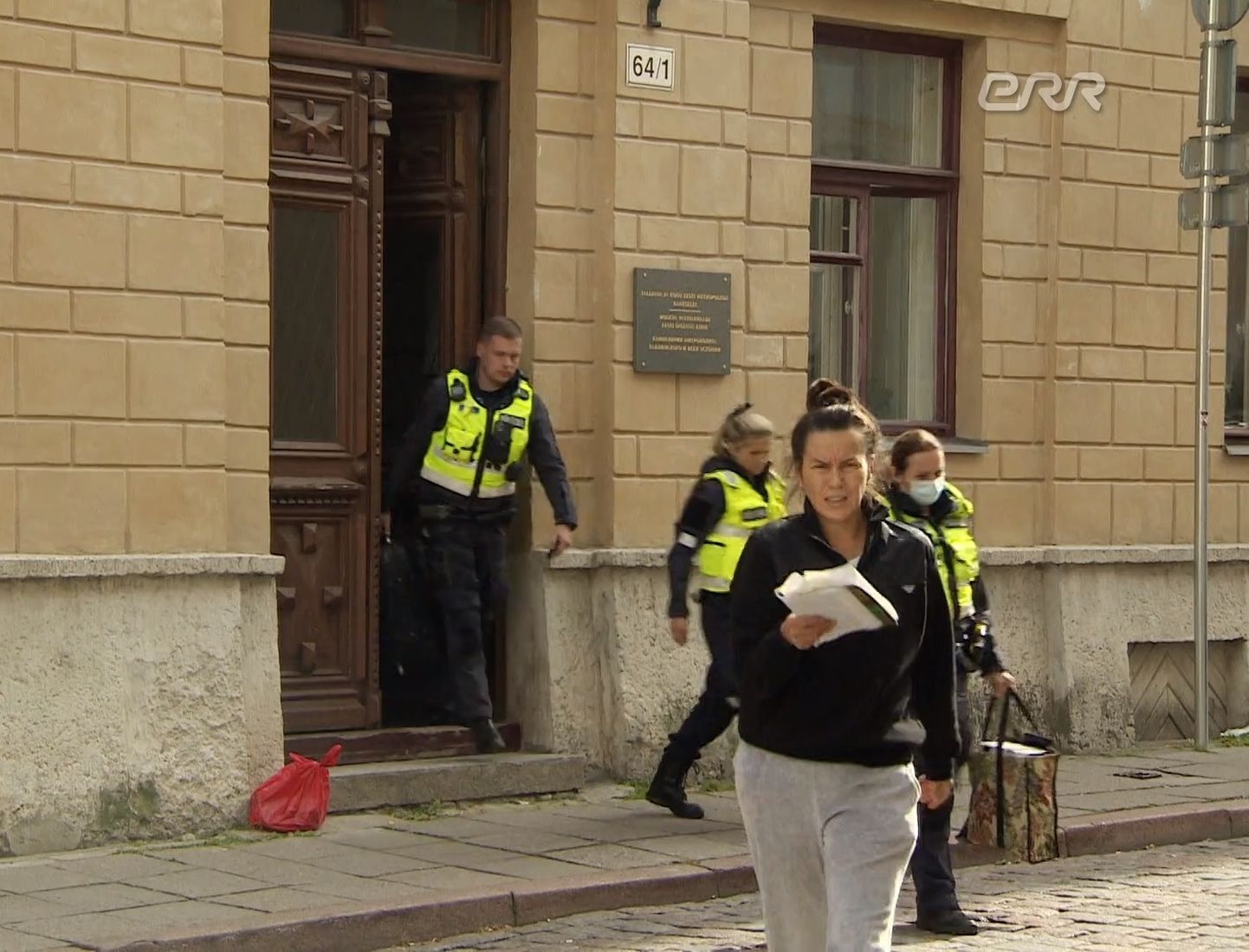 Puuküürnik Kadi Viljak kolis politsei abiga vanalinna korterist välja.