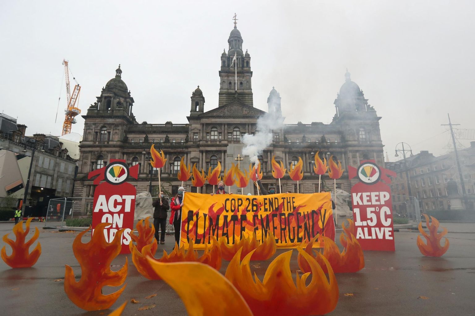 Juba enne riigijuhtide kohtumist saabusid Glasgow’sse kliimaaktivistid, et George’i väljak kunstiinstallatsiooni käigus «põlema süüdata».