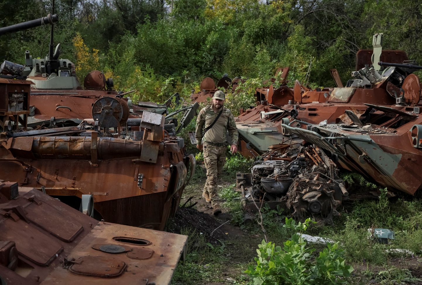 Ukraina sõdur hävitatud Vene soomukite vahel Izjumis.