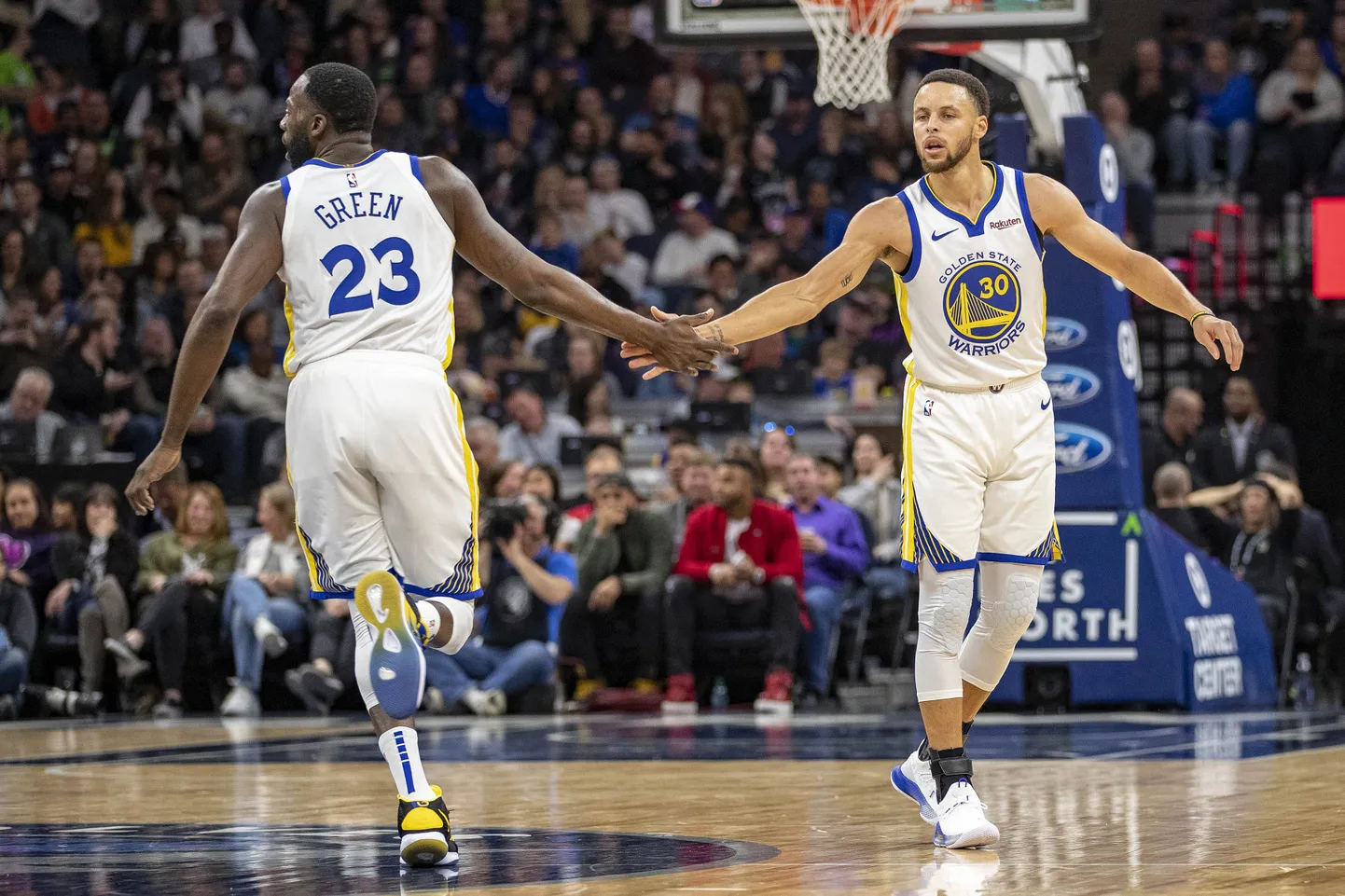 Stephen Curry (paremal) tõi otsustavatel hetkedel tabloole viiginumbrid, kuid sellest ei piisanud.