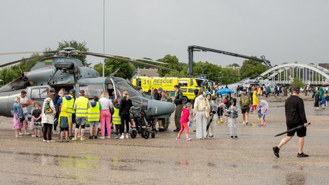 Galerii ⟩ Jannseni kaile maandunud helikoptereid tuldi uudistama kogu perega