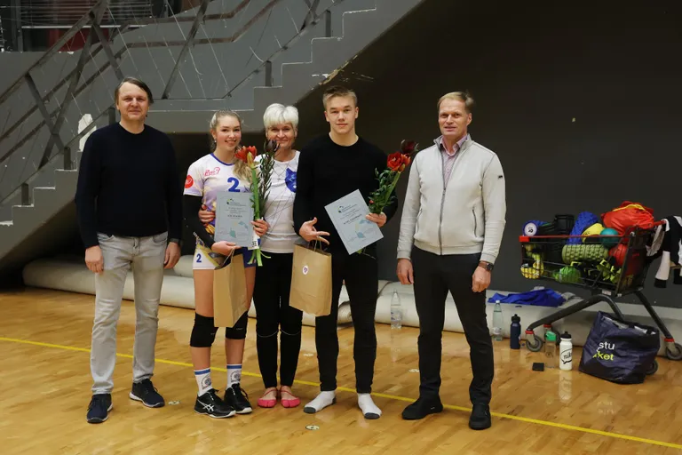 Järvamaa kogukonnafondi juhatuse liige Valev Väljaots (vasakult), stipendiaat Anete Kõiv, noorte esimene treener Piret Reinfeld, stipendiaat Karl Jakobson ja Paide linnavolikogu esimees Tarmo Alt rõõmustavad tähtsa sündmuse üle maakonna võrkpallis.