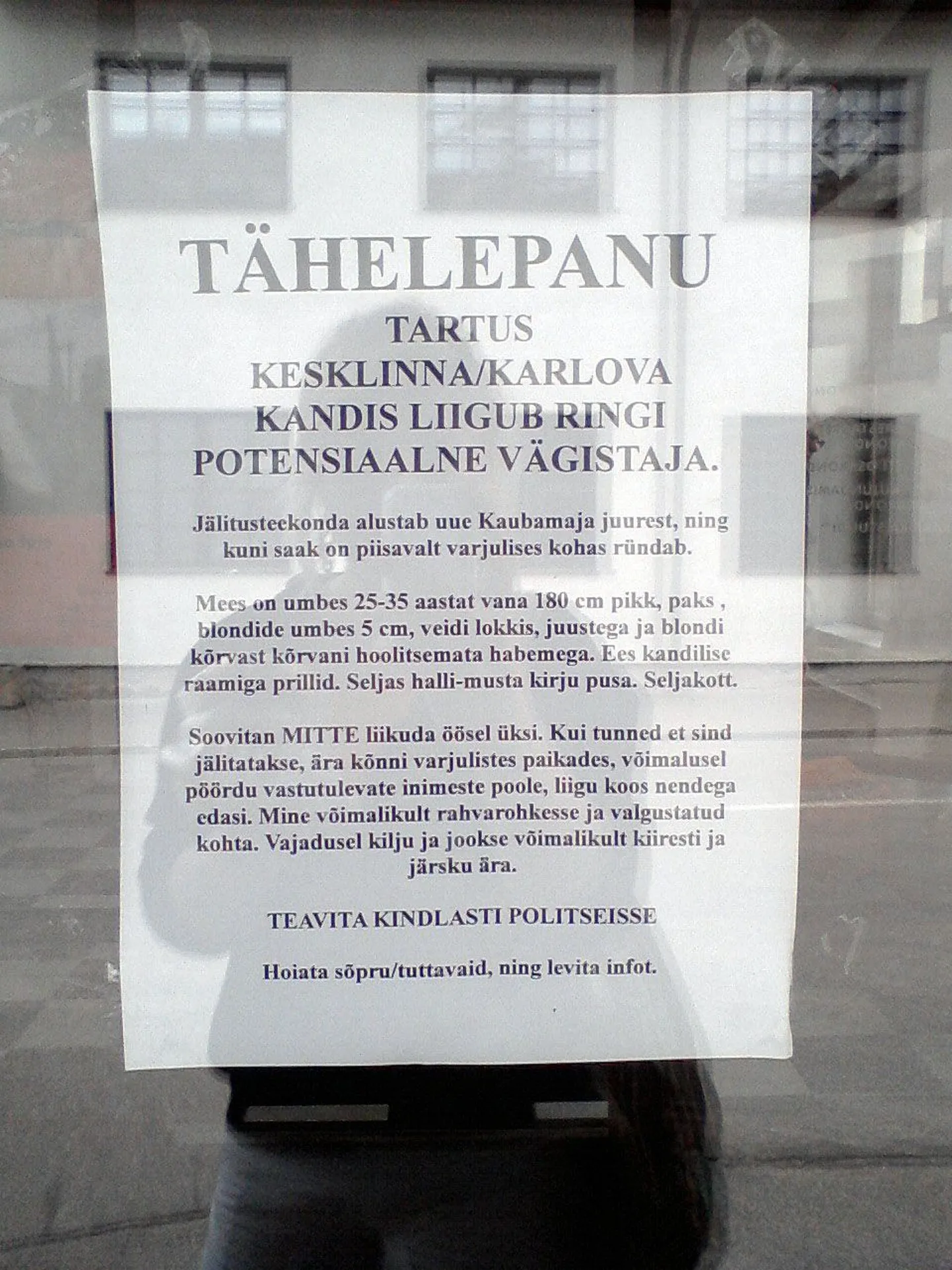 Hoiatussilt vaateaknal manitseb vägistajat tähele panema.