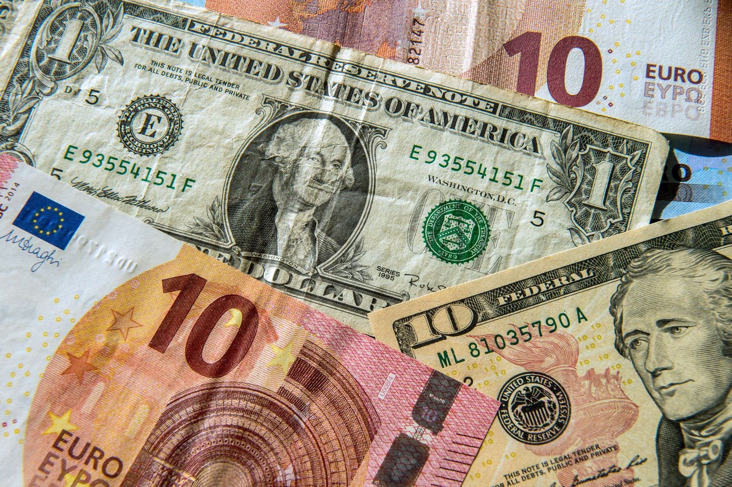 Доллары и евро. Иллюстративный снимок.