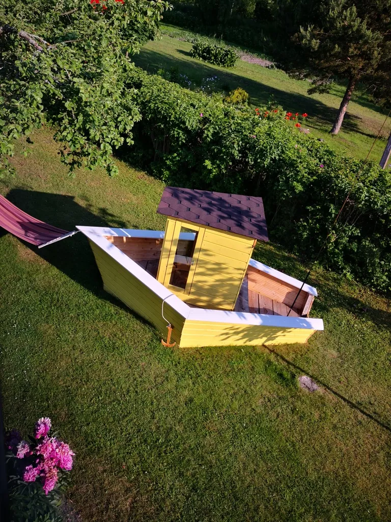Taaskasutatud materjalidest ehitatud mängulaev.