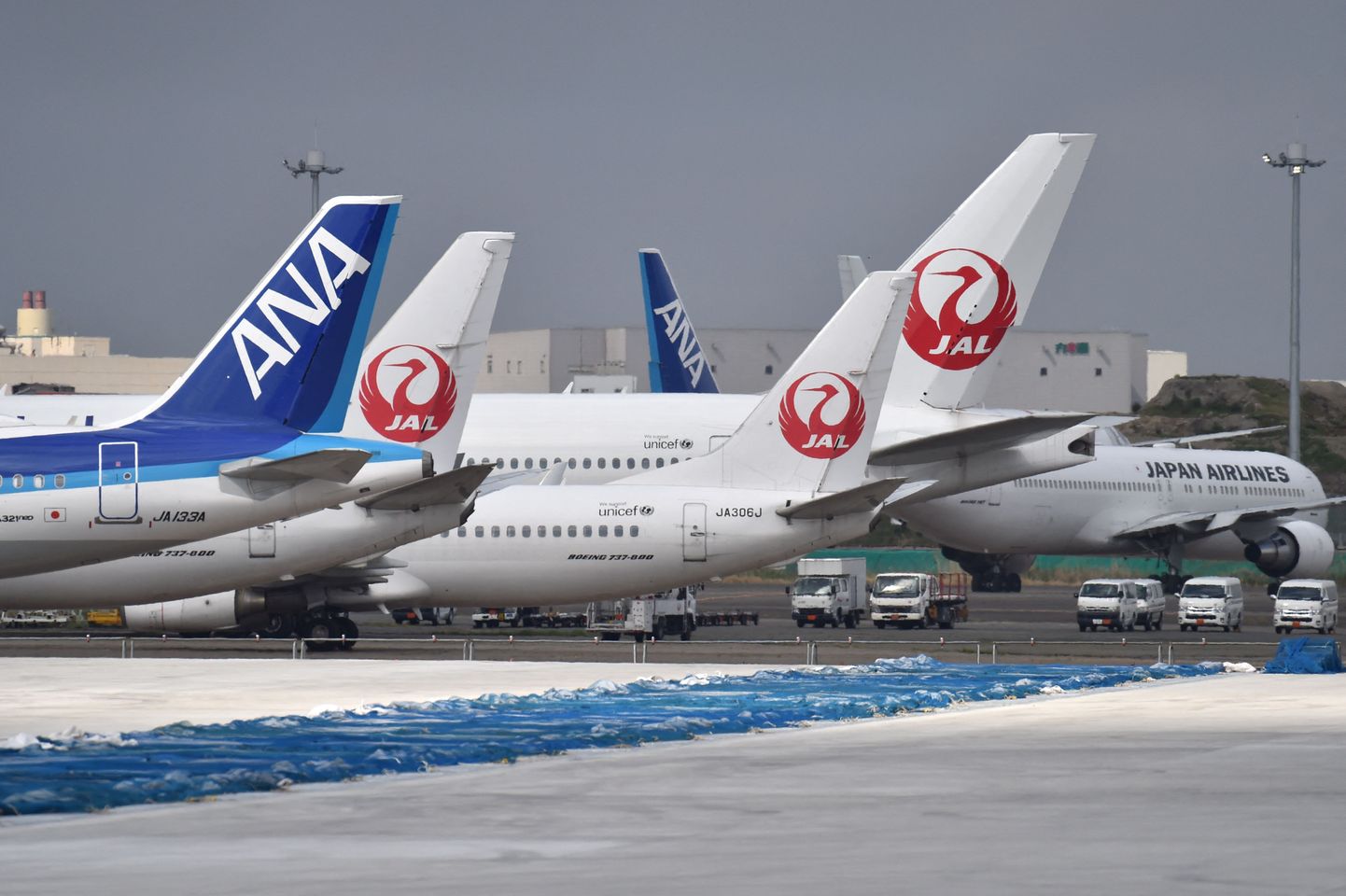 Japan Airlinesi (JAL) ja All Nippon Airwaysi (ANA) reisilennukid.