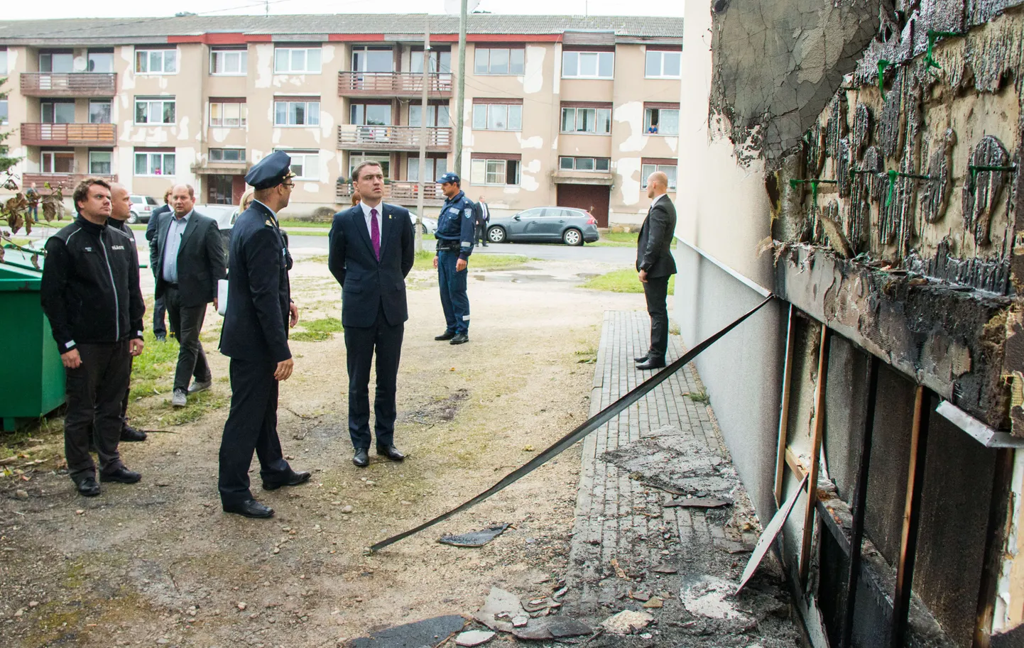 Vao pagulaskeskuse süüdatud hoonet käis vaatamas peaminister Taavi Rõivas, vasakul Ida prefektuuri juht Vallo Koppel.