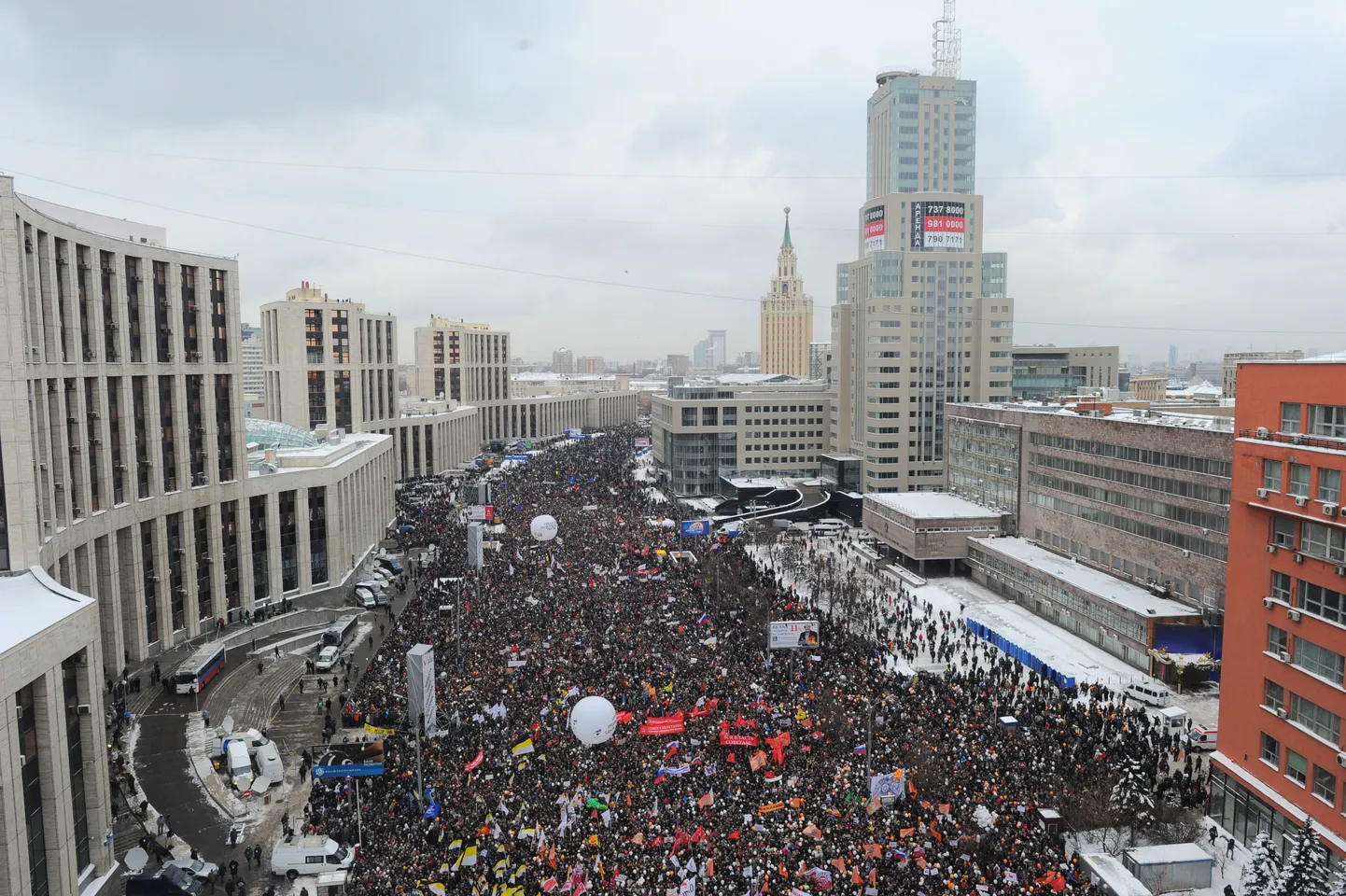 Tuhanded meeleavaldajad Moskvas Akadeemik Sahharovi prospektil 24. detsembril 2011.