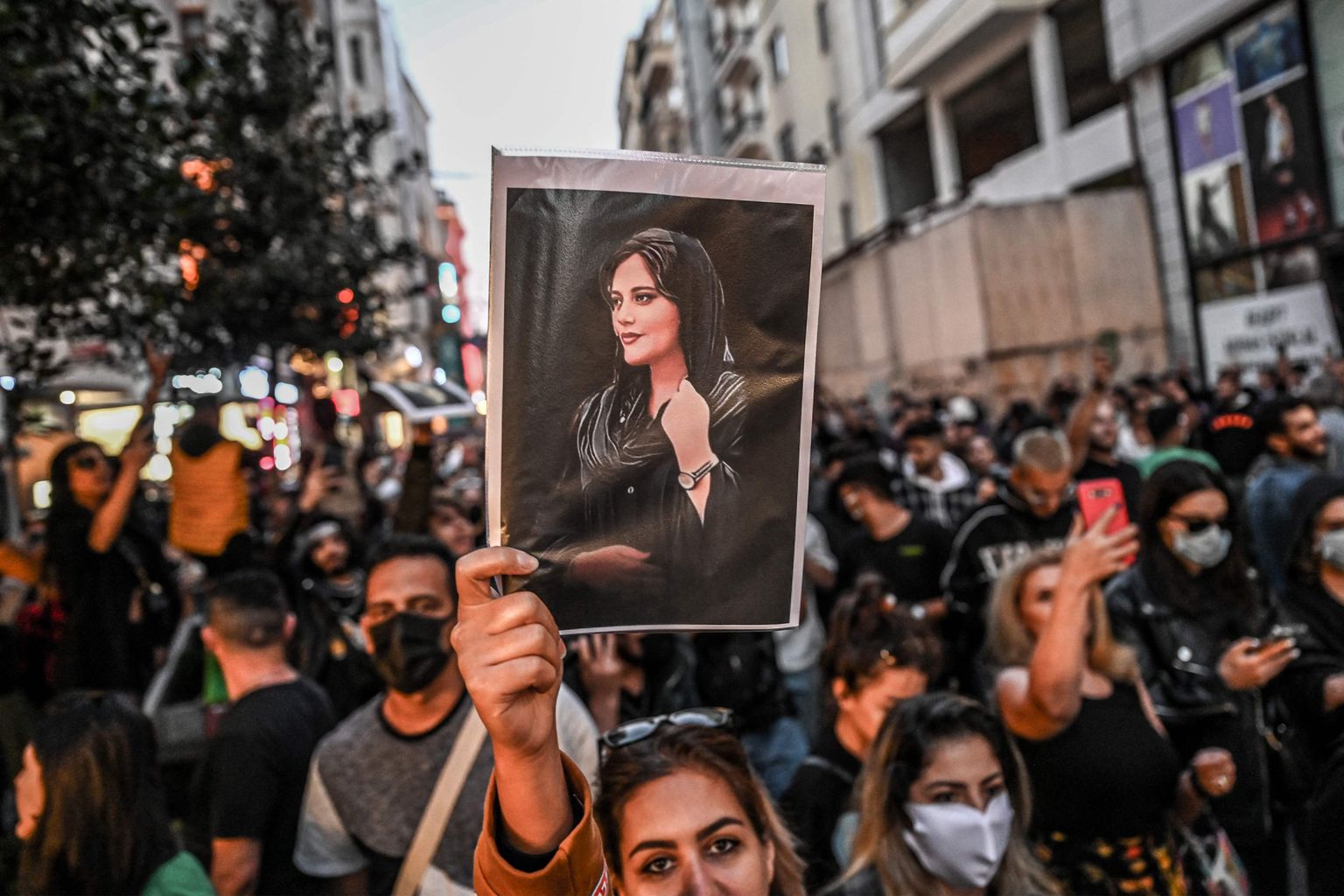 Iraani naiste toetusmeeleavaldus Istanbulis 20. septembril 2022. aastal. Protestijad hoiavad käes kombluspolitsei poolt tapetud Mahsa Amini pilti, millest demonstratsioonid alguses said.