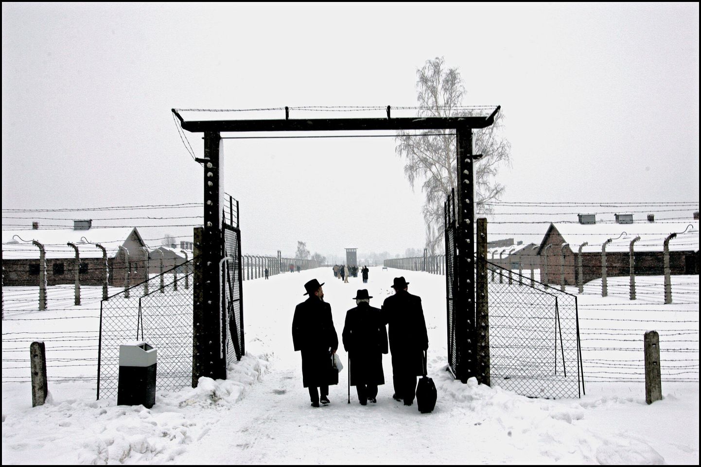 Arusaadavalt ei taha Poola, et natside surmalaagreid nendega seostataks. Fotol Auschwitzist pääsenud juut Lehrer Salamon oma järeltulijatega laagrit vaatamas.