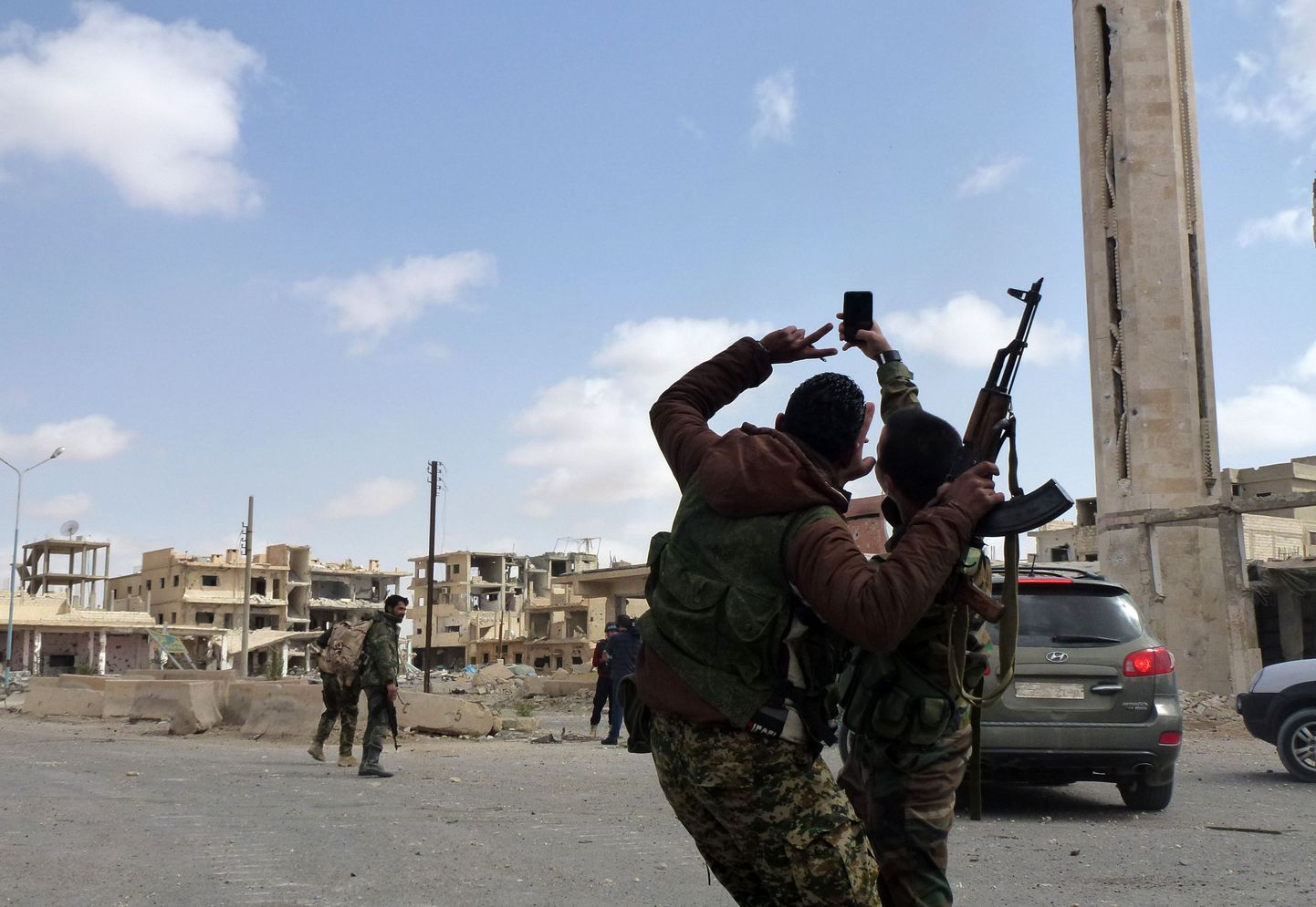 Palmyra tagasi vallutanud Süüria valitsusvägede sõdurid.