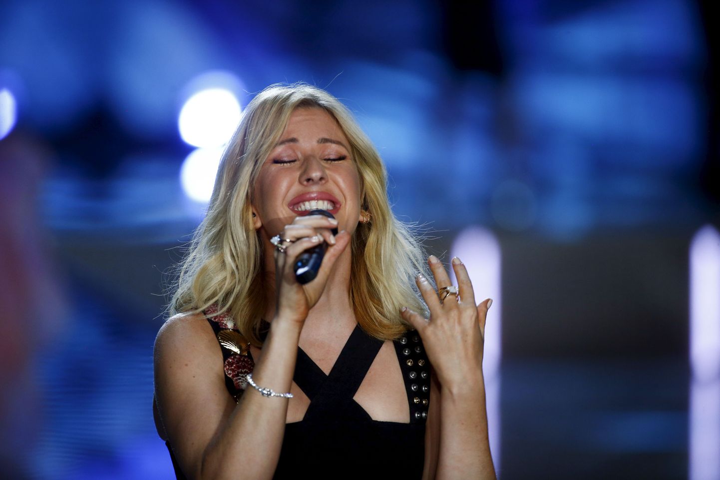 Singer Ellie Goulding performs during the 2015 Victoria's Secret Fashion Show in New York, November 10, 2015. REUTERS/Lucas Jackson ATTENTION EDITORS - FOR EDITORIAL USE ONLY. NOT FOR SALE FOR MARKETING OR ADVERTISING CAMPAIGNS