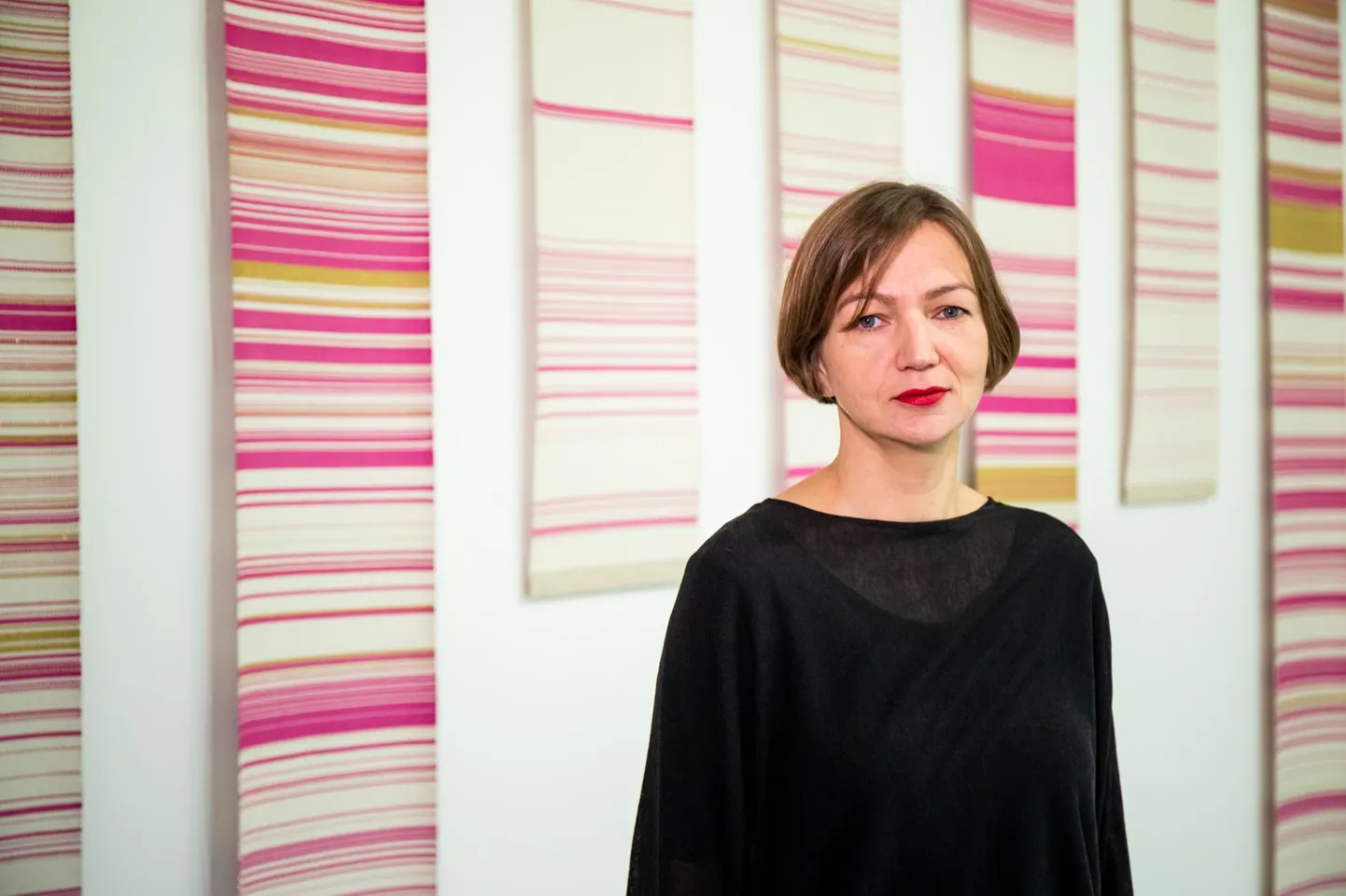 Maria Kapajeva näitus «Kui maailm õhku lendab, loodan lahkuda tantsides» on praegu avatud Kunstihoone galeriis.