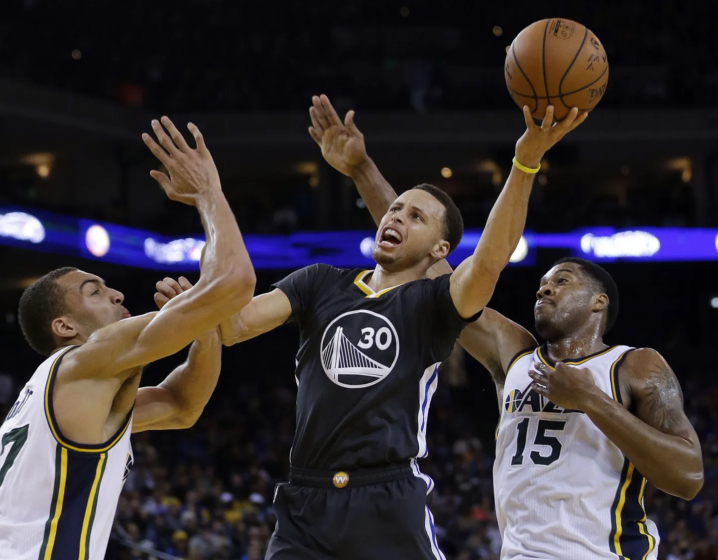 Golden State Warriorsi tagamängija Stephen Curry (palliga).