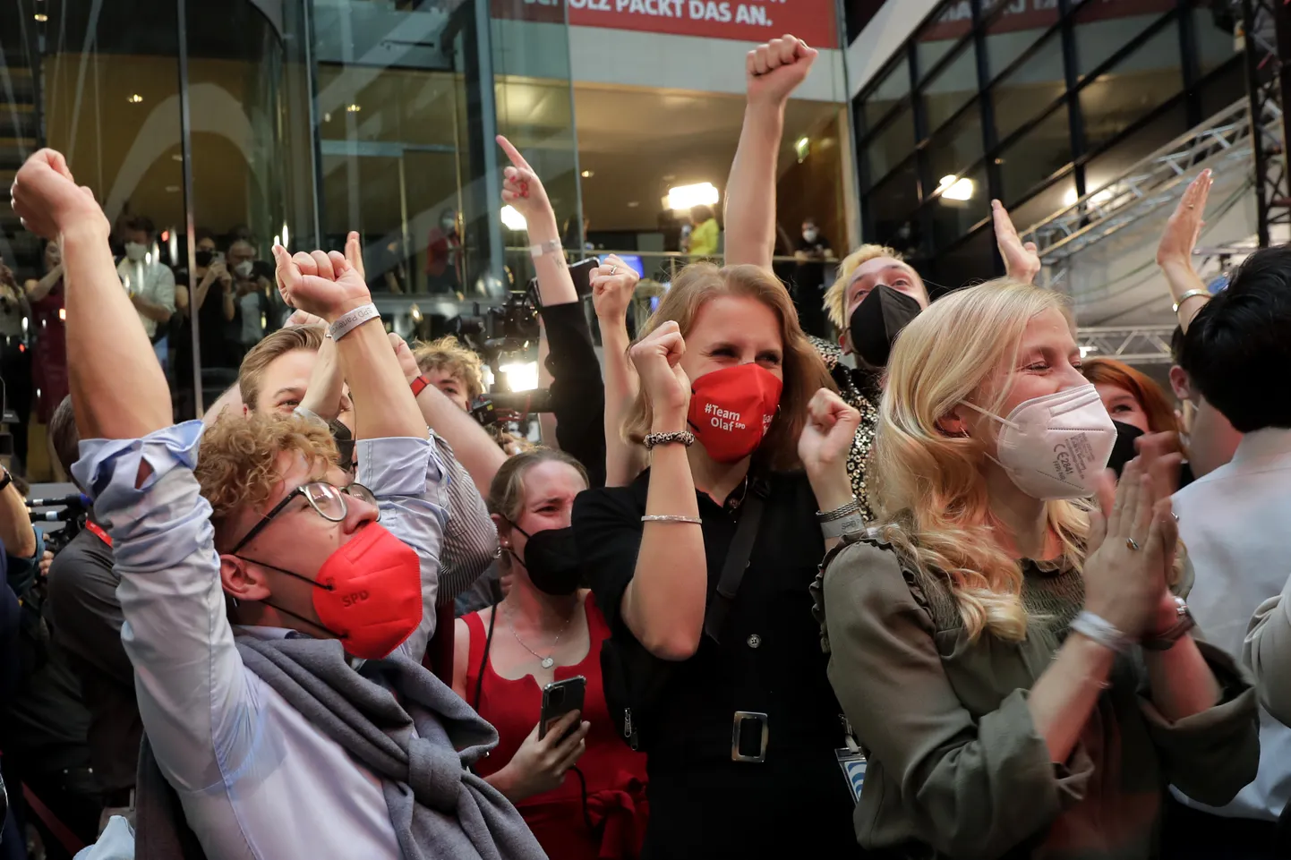 Cilvēki svin SDP uzvaru Vācijā.