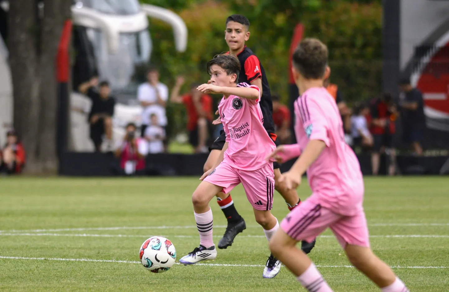 Thiago Messi (keskel palliga).