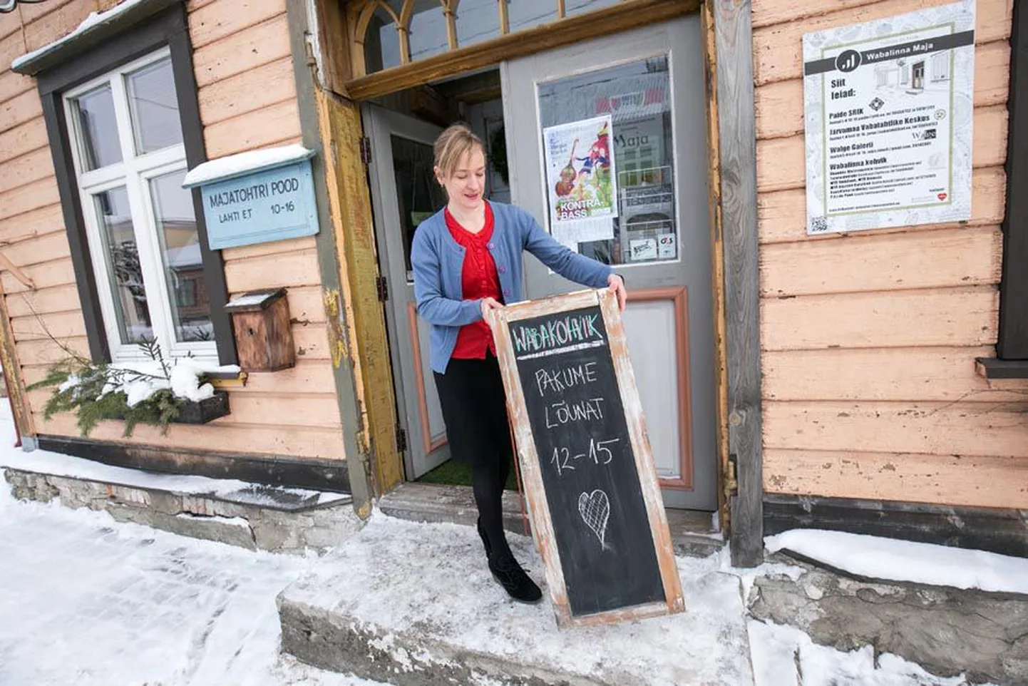 Paides Tallinna tänavas Wabalinna maja avatud  Waba kohviku üks eestvedajatest, Ave-Triin Eidemiller, valmistab selliseid toite, mis talle meeldivad ehk tutvustab mitmesuguseid  taimetoite.