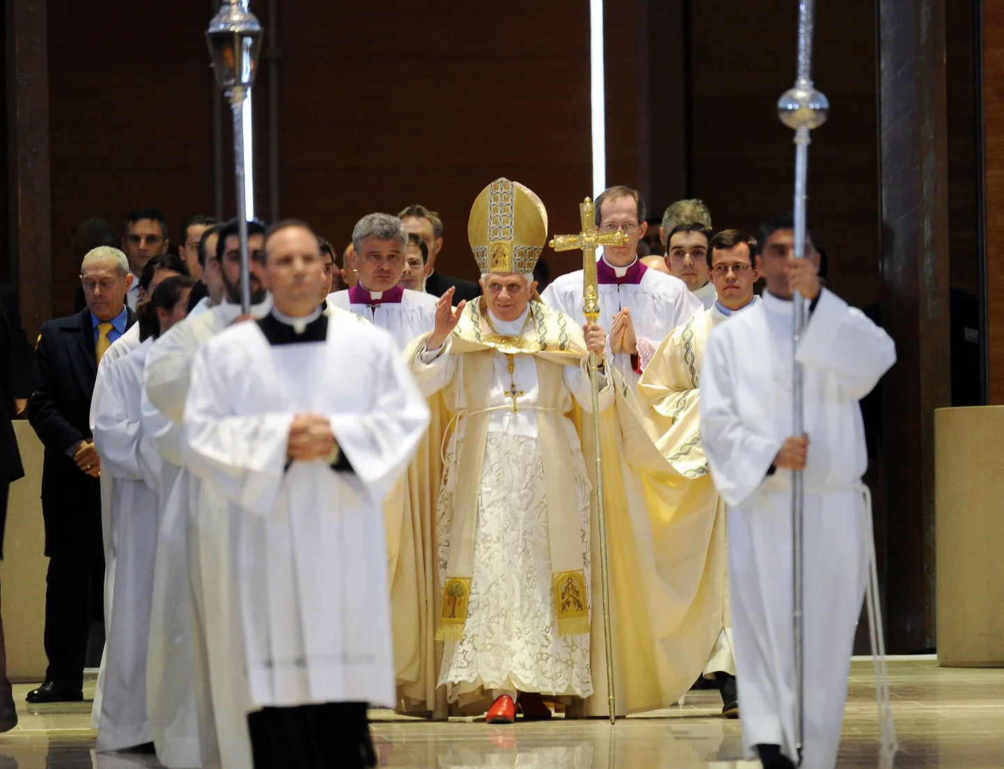 Itaallased: preestrid peaksid abielluma, siis lõppeks lastepilastamine. Fotol paavst Benedictus XVI koos kaaskonnaga