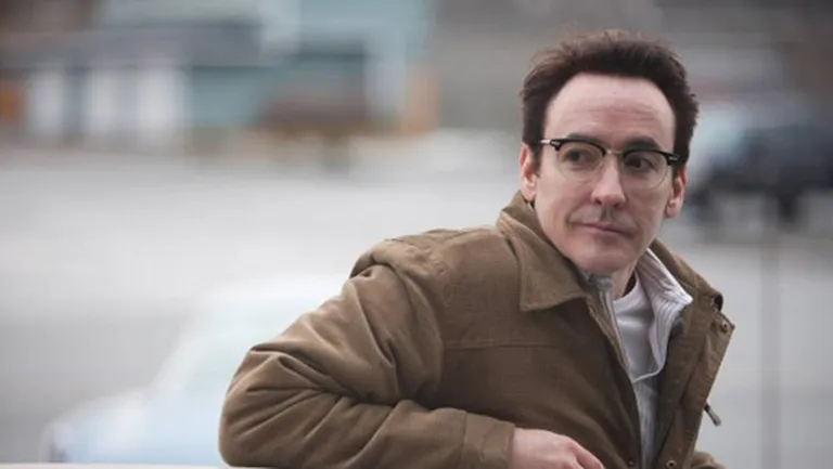 Džons Kjūsaks (John Cusack) filmā «Sasalusī zeme» atveido galveno ļaundari, slepkavu Robertu Hansenu