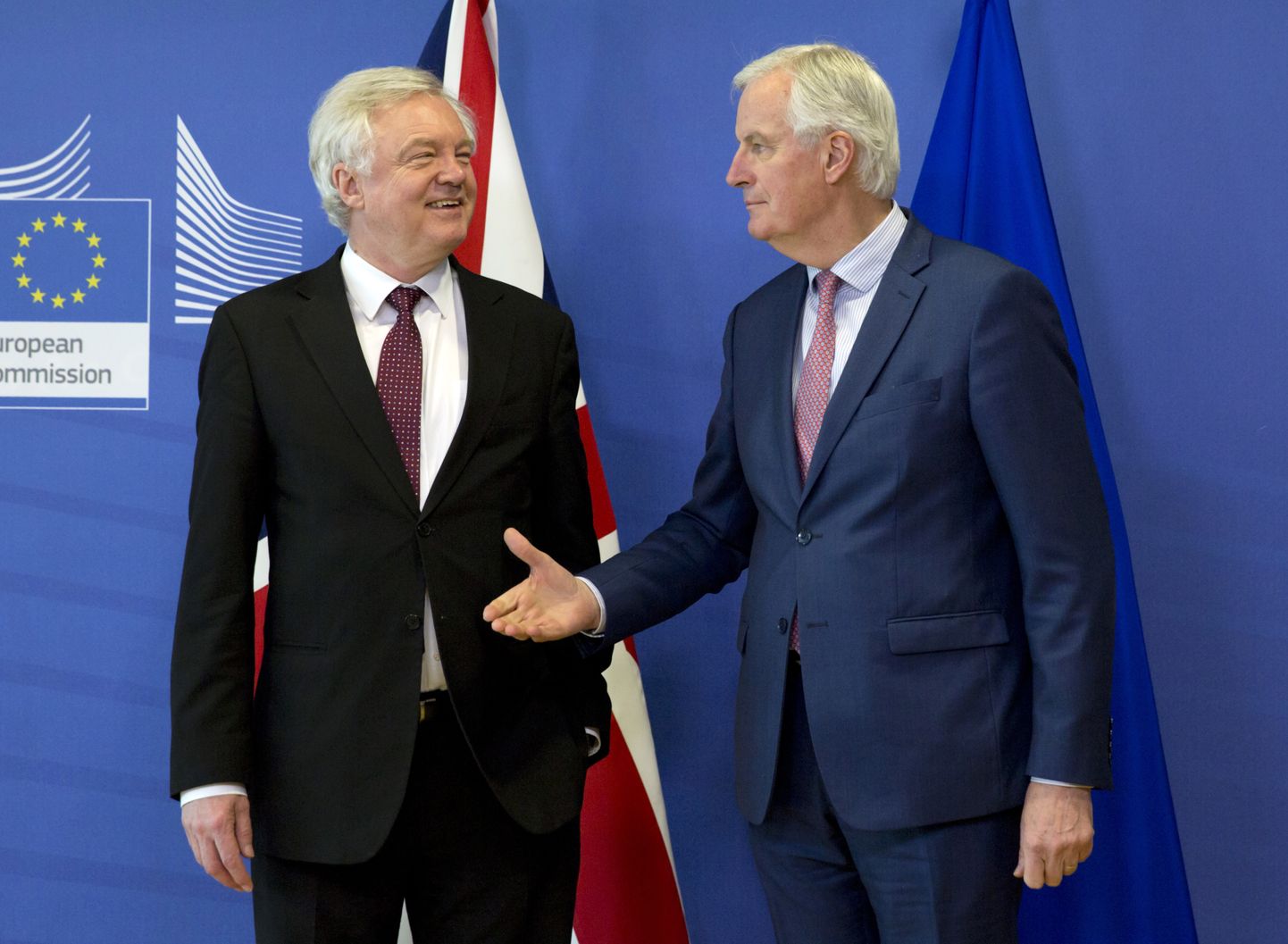 Michel Barnier (paremal) ja David Davis.
