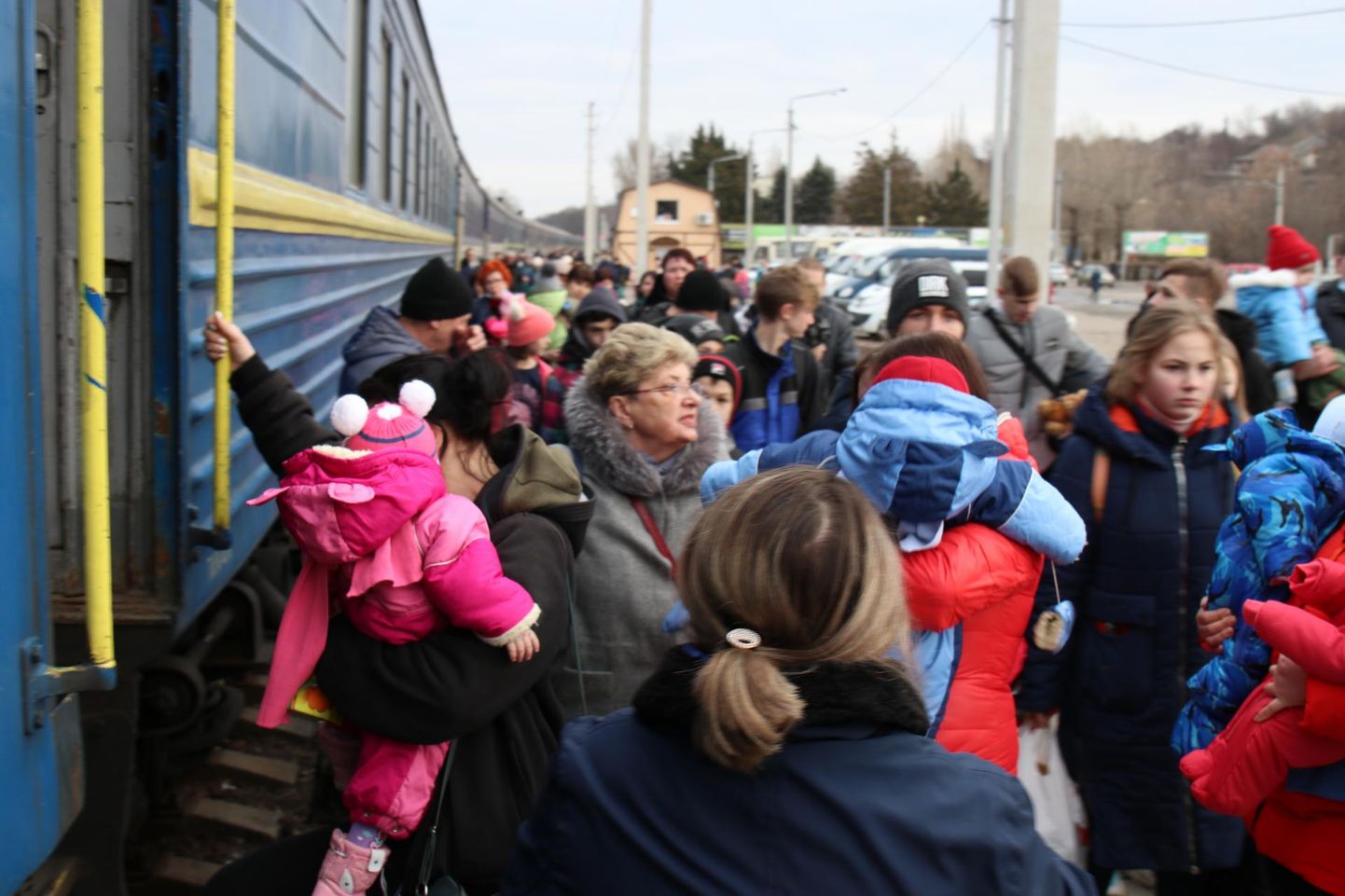Воспитатели сажают детдомовских младенцев на поезд. Самым маленьким не больше двух месяцев, это первая в их жизни поездка на поезде.