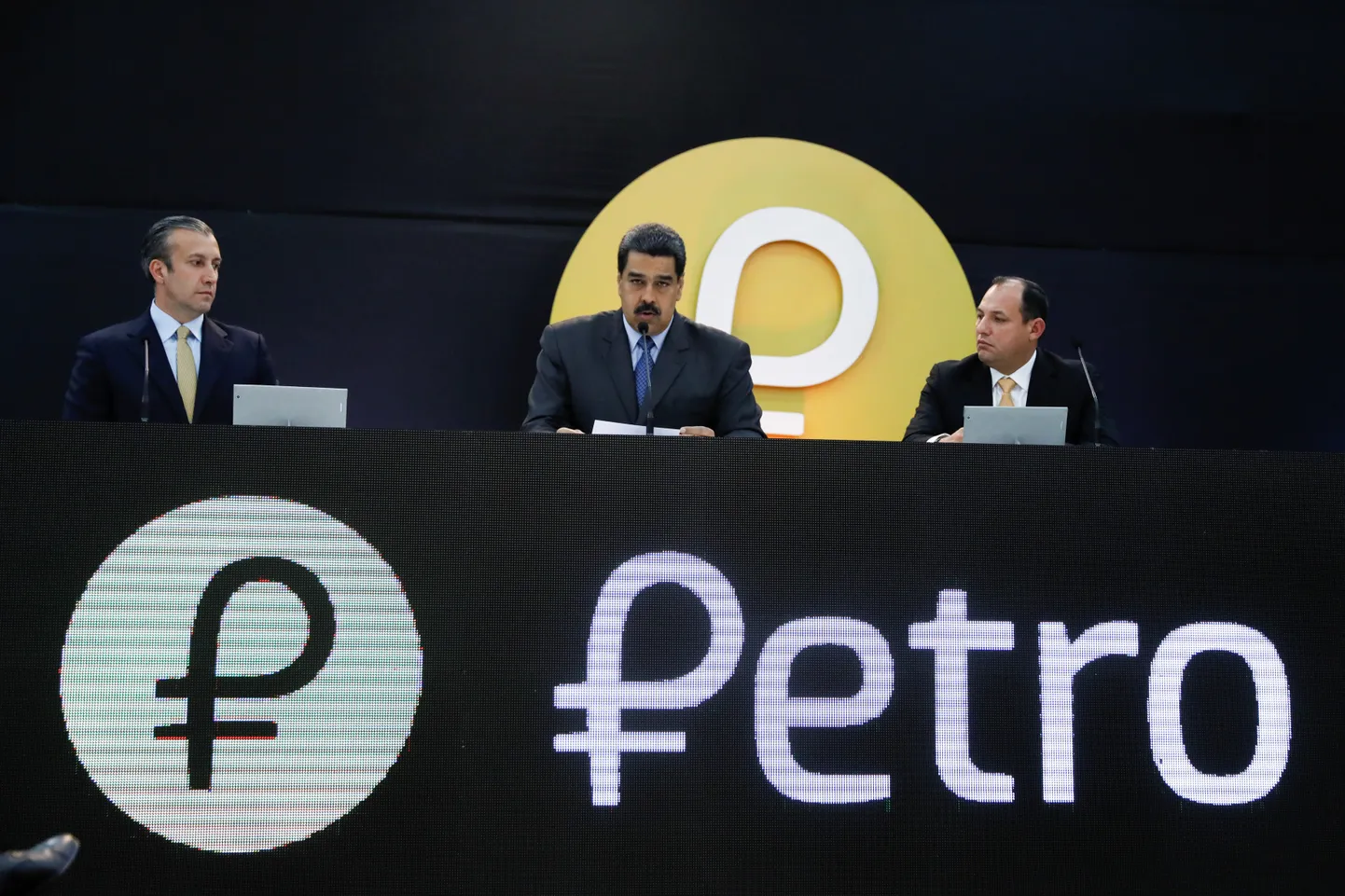 President Nicolas Maduro esiyleb petrot