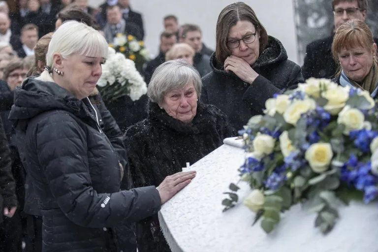 Lesk Pia Nykänen (vasakul), ema Vieno Nykänen (keskel) ja õde Tuija Nykänen (paremal)