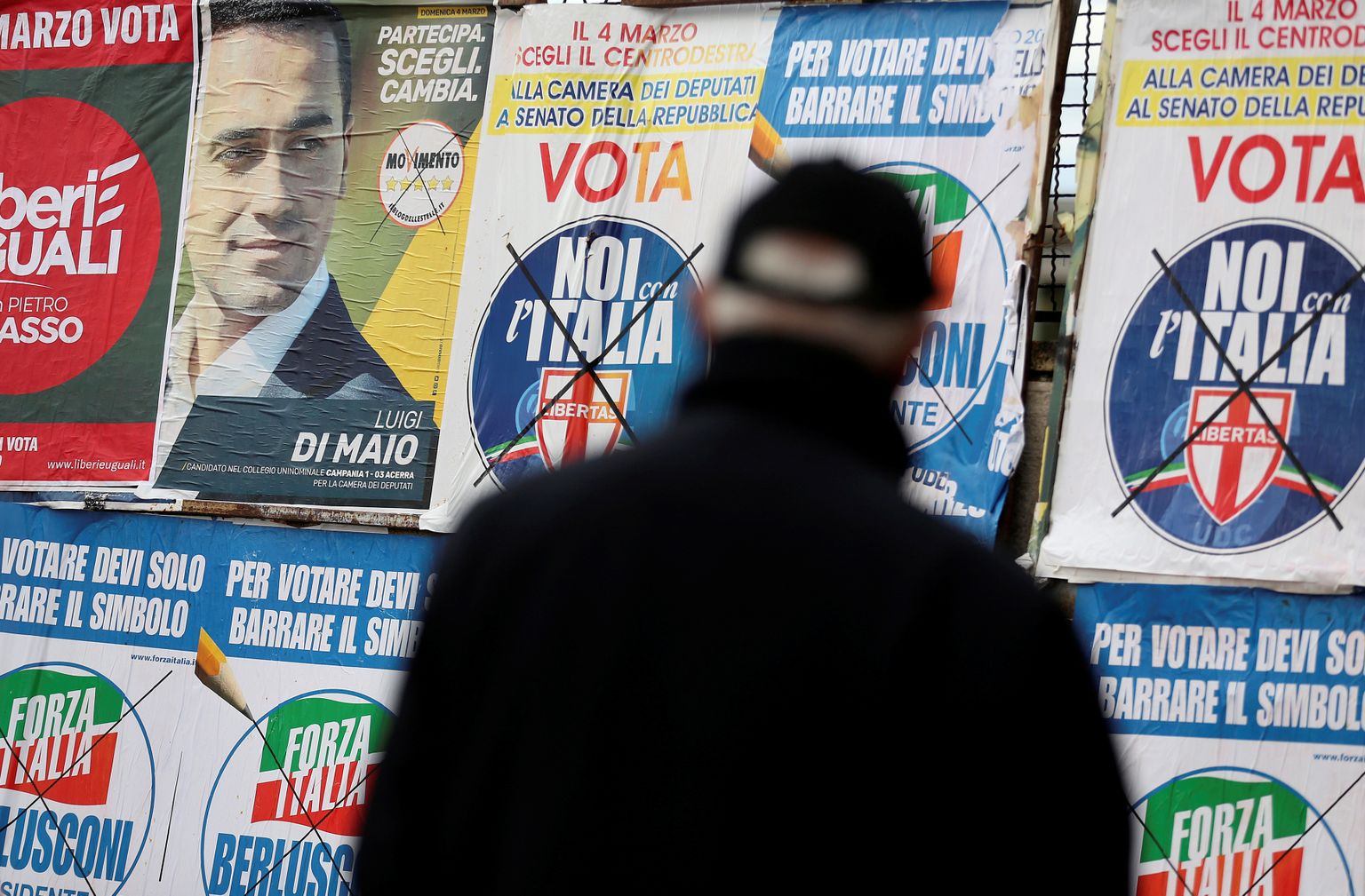 Mees vaatamas valimisplakateid Pomigliano D'Arcos.