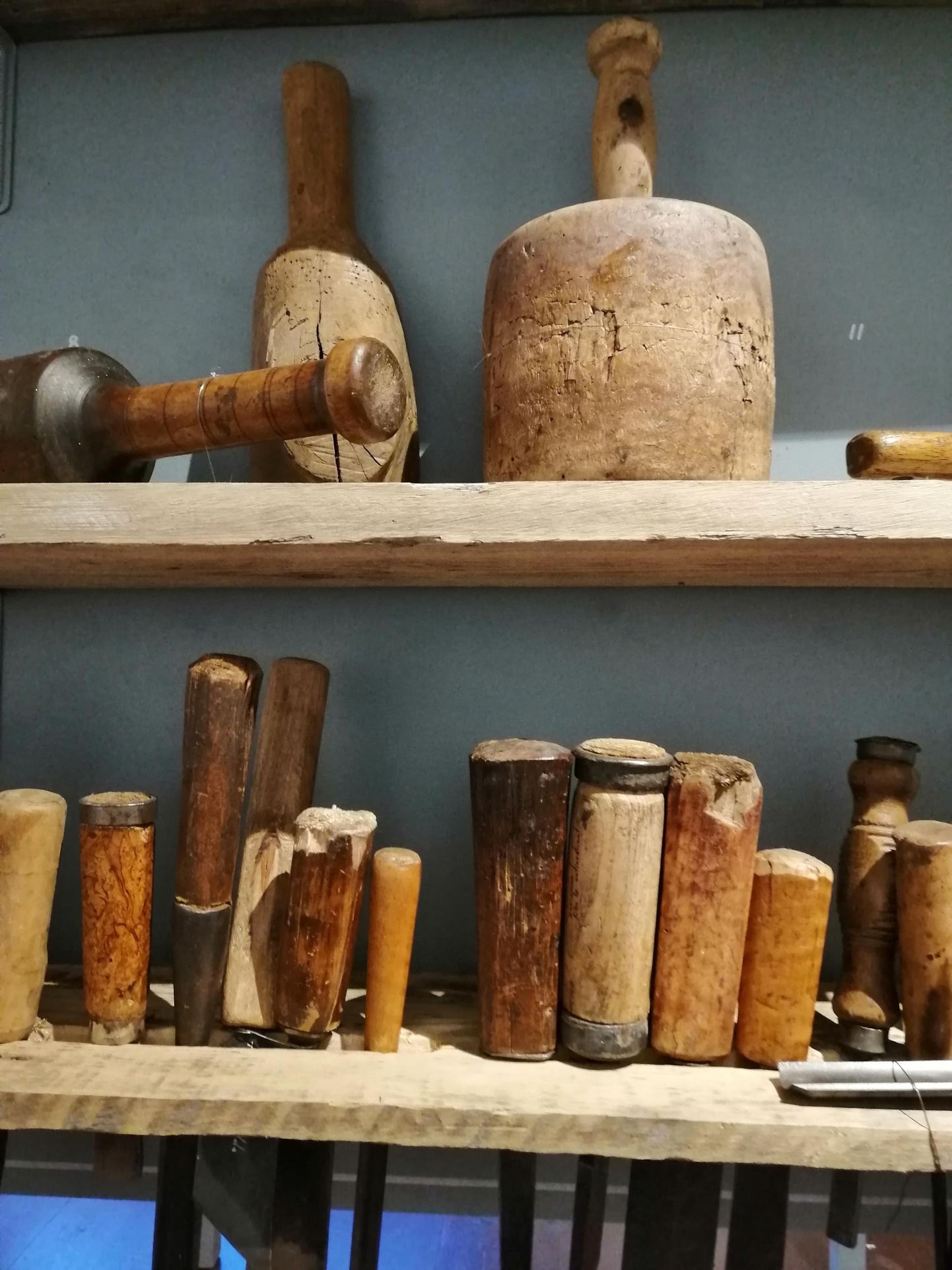 Puidu töötlemiseks on aegade jooksul nuputatud ja valmistatud hulk erinevaid tööriistu.