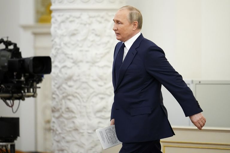 Venemaa president Vladimir Putin saabumas 26. aprillil 2022 Moskvas Kremlis XXIV taliolümpiamängudel Pekingis medaleid võitnud Vene sportlaste autasutamisele
